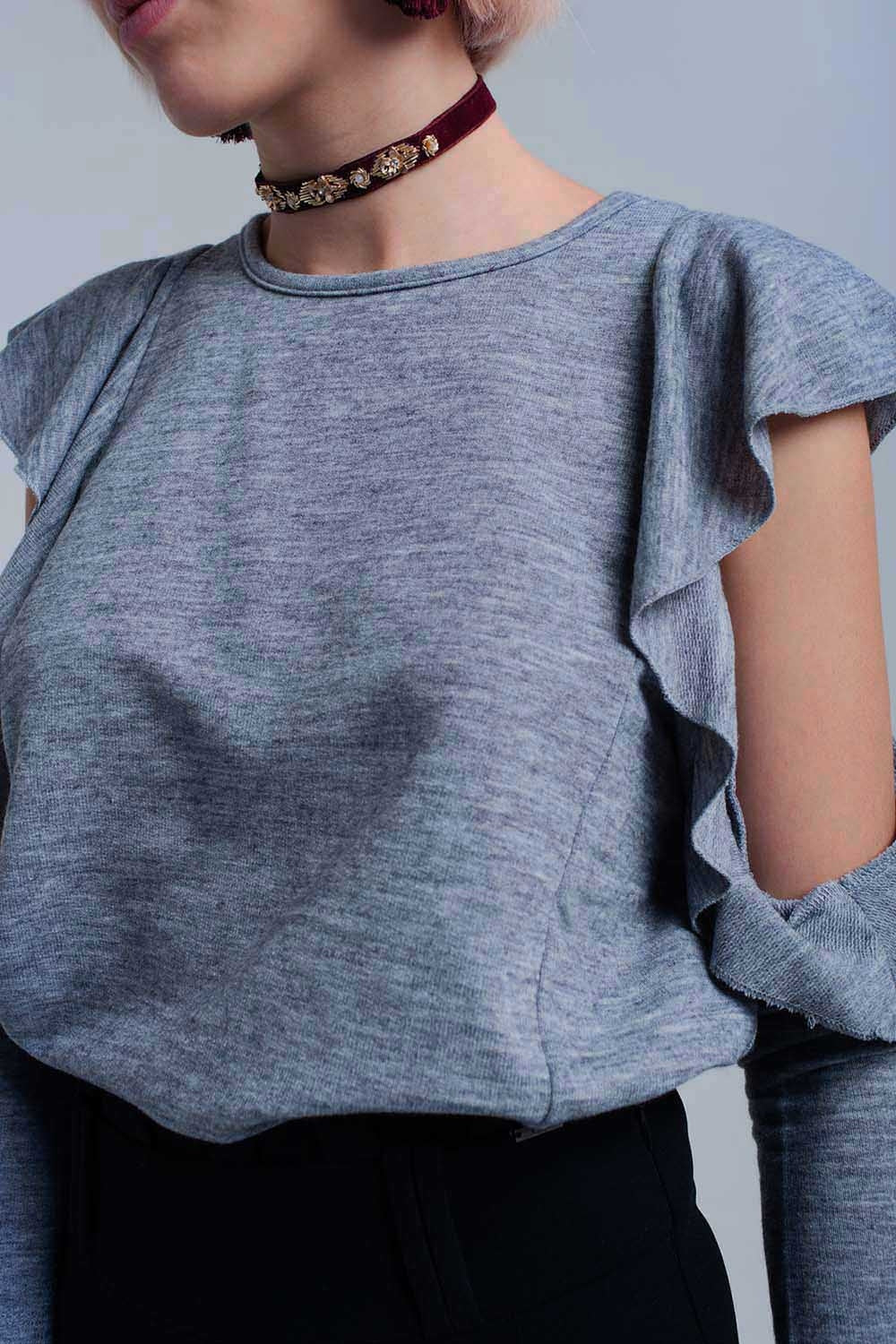 Top cinza com babados e detalhes abertos