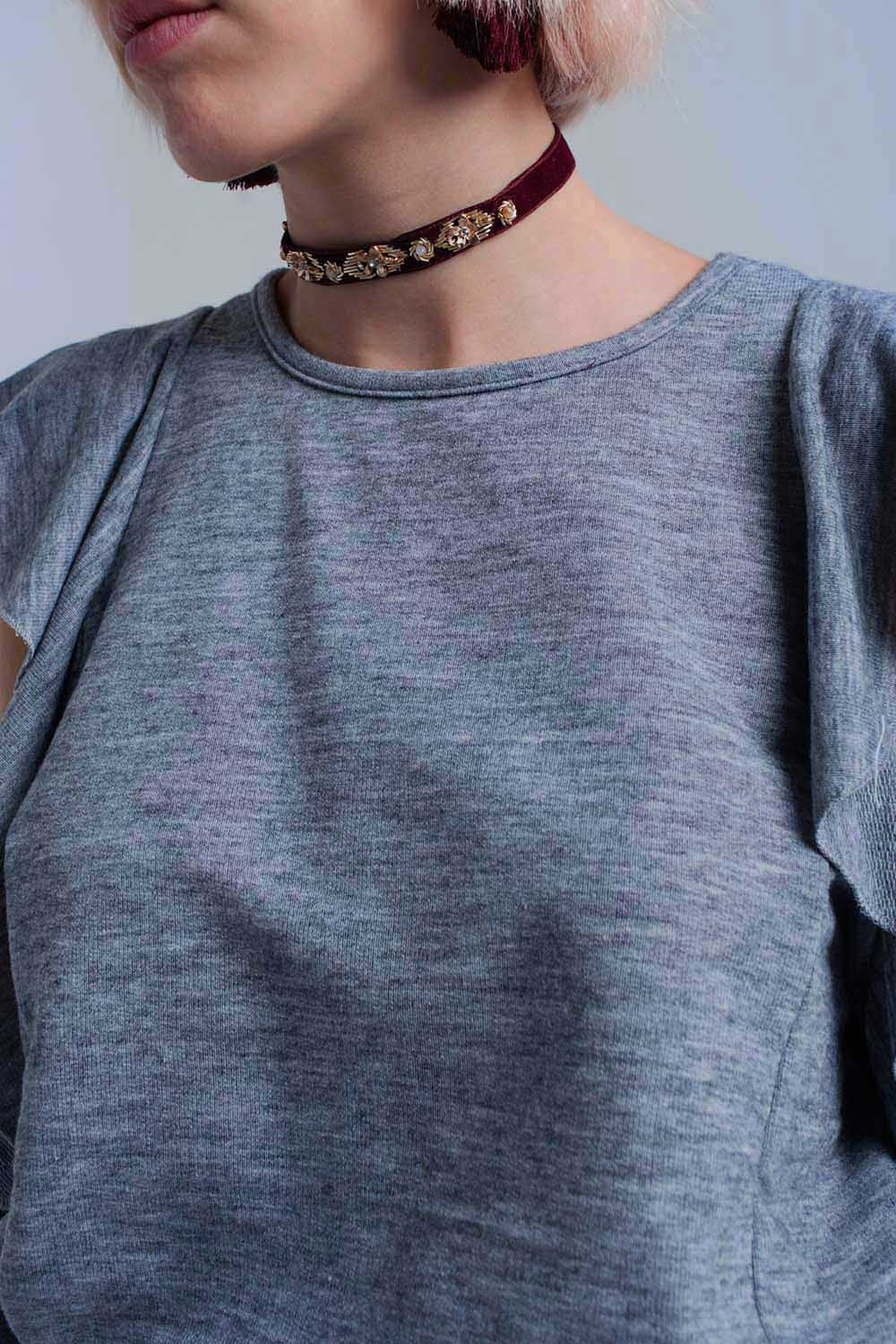 Top cinza com babados e detalhes abertos