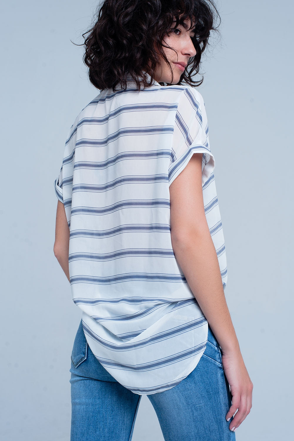 Blusa listrada azul com mangas curtas com drapeados projeto transversal