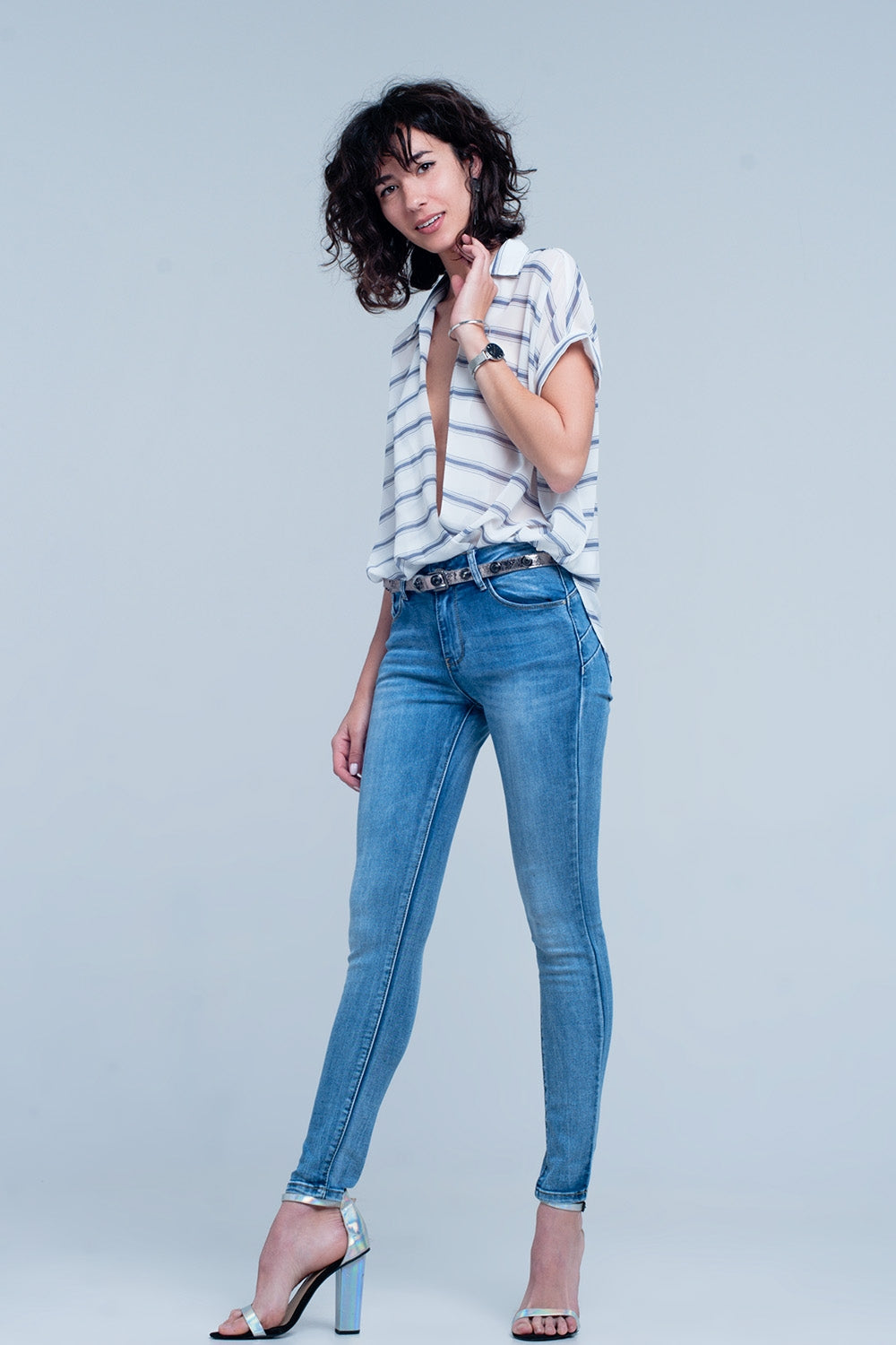 Blusa listrada azul com mangas curtas com drapeados projeto transversal
