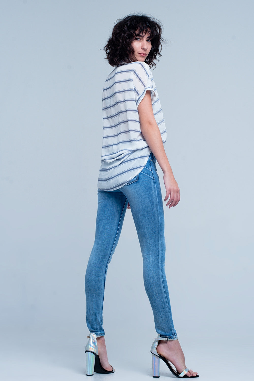 Blusa listrada azul com mangas curtas com drapeados projeto transversal