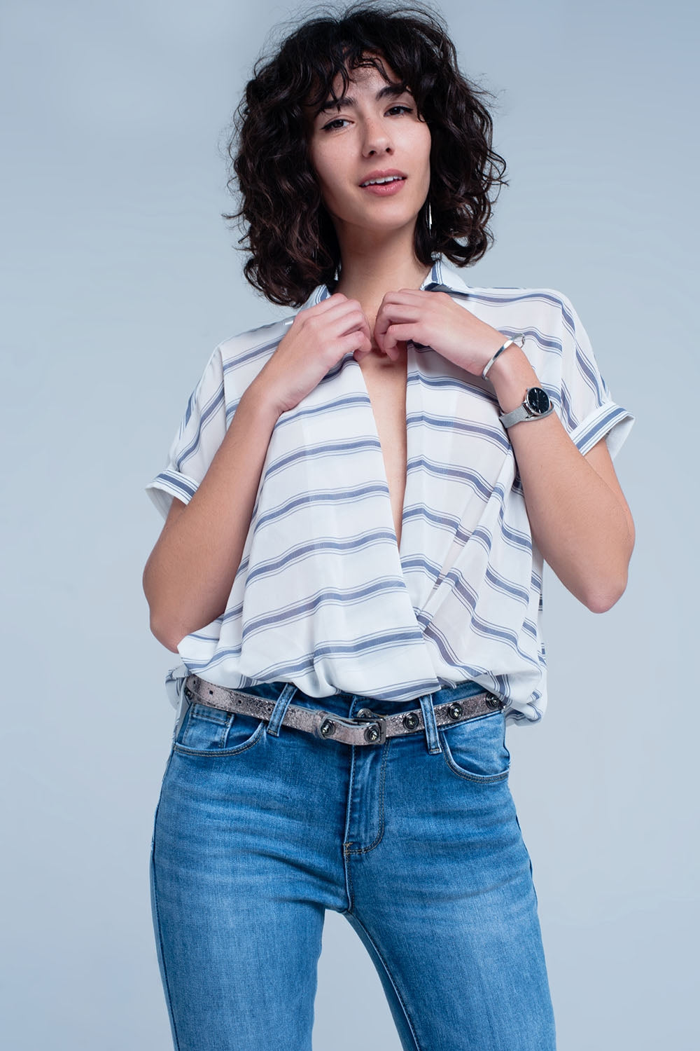 Blusa listrada azul com mangas curtas com drapeados projeto transversal