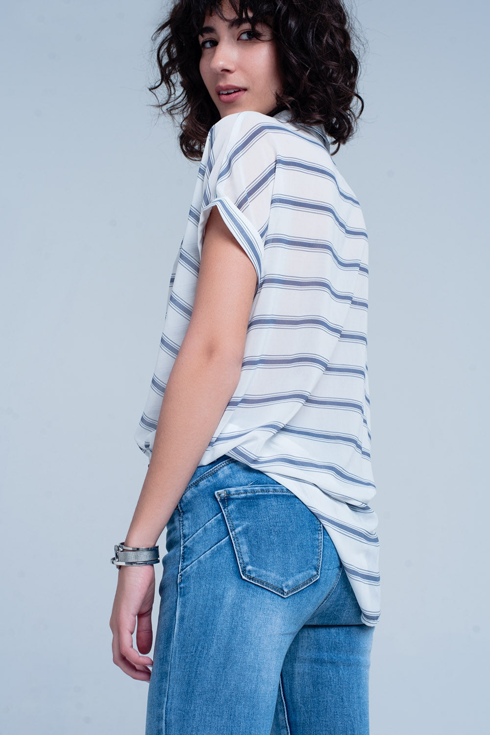 Blusa listrada azul com mangas curtas com drapeados projeto transversal