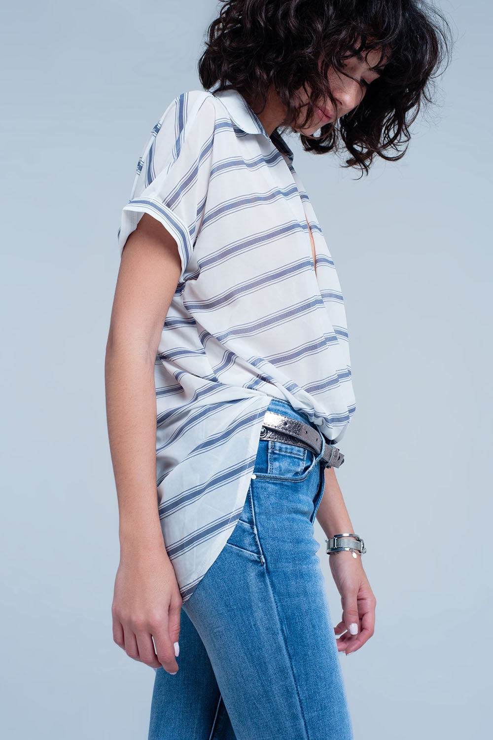 Blusa listrada azul com mangas curtas com drapeados projeto transversal