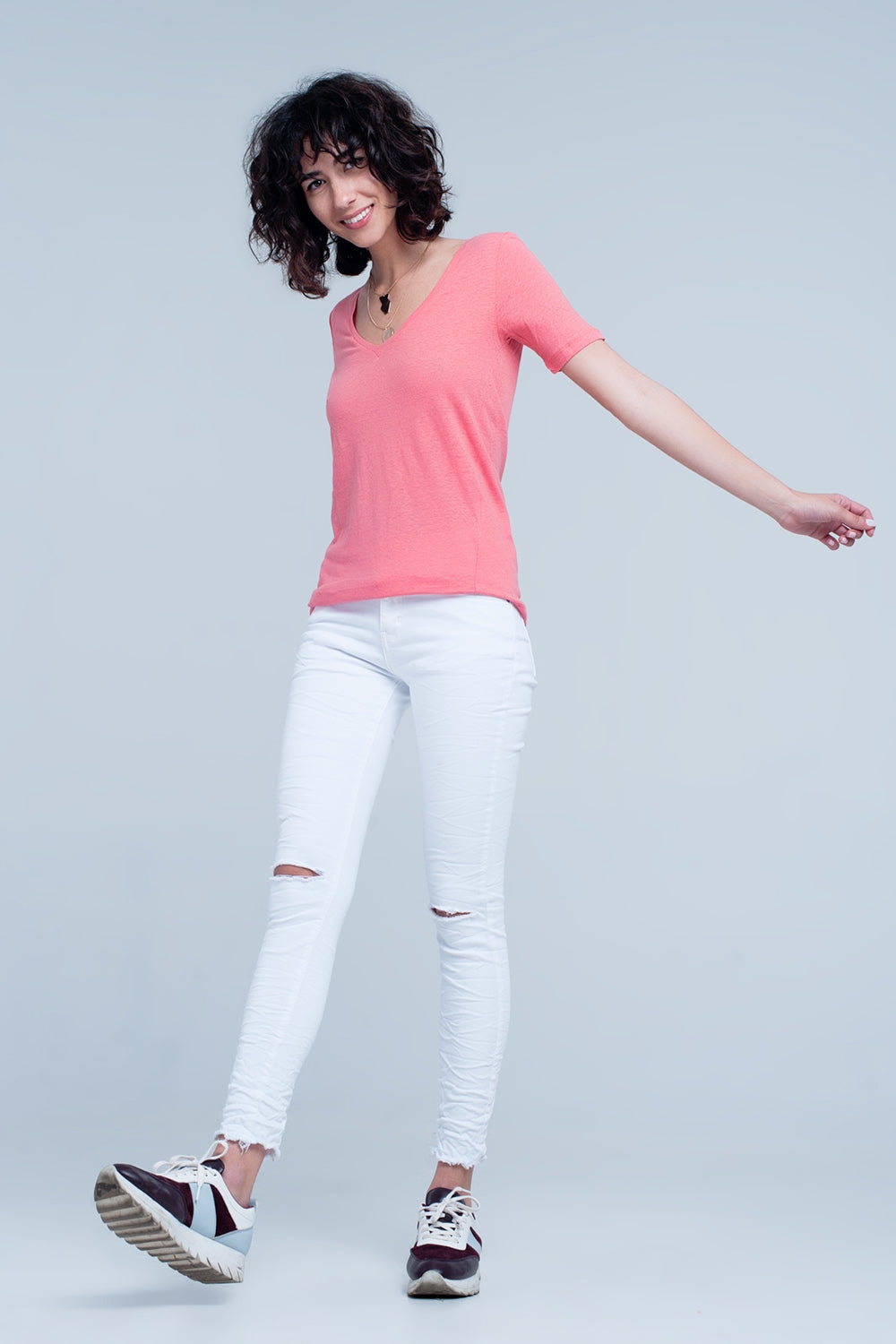 T-shirt coral com decote em v