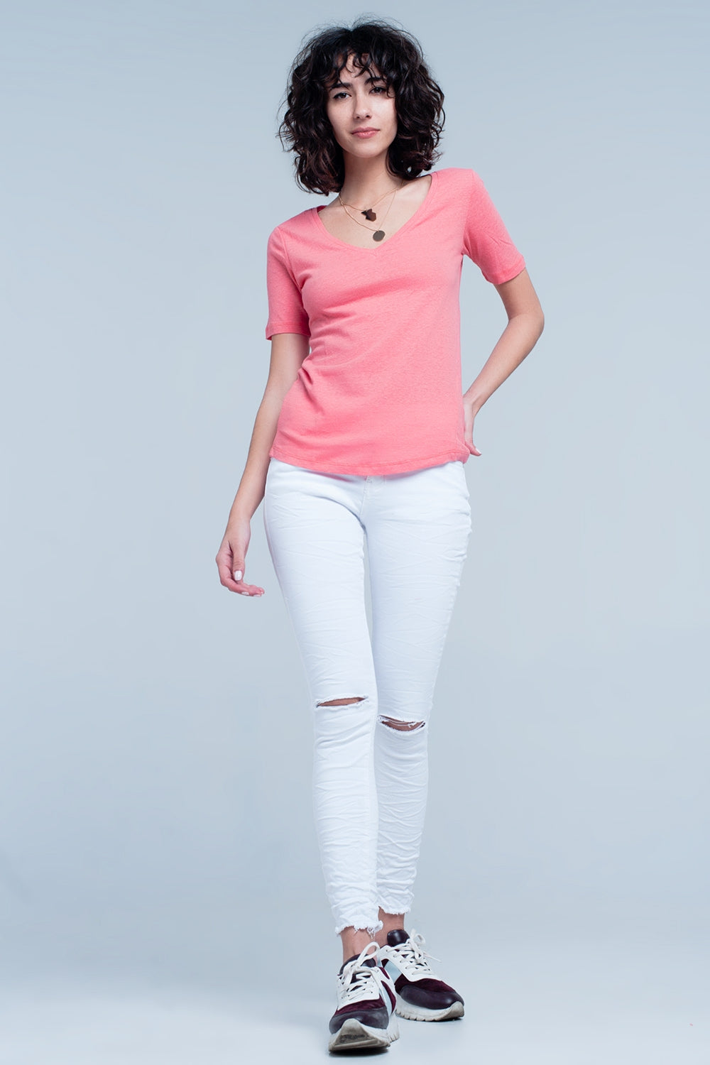T-shirt coral com decote em v