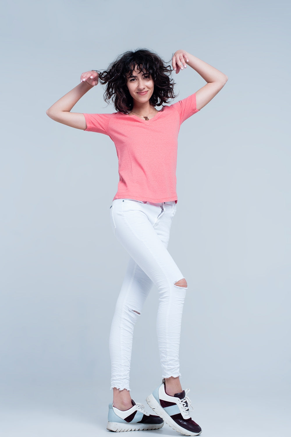 T-shirt coral com decote em v
