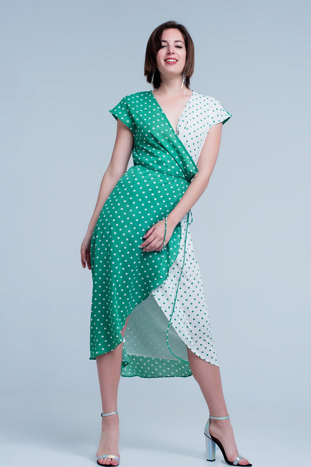 Vestido cross midi verde com estampa de bolinhas