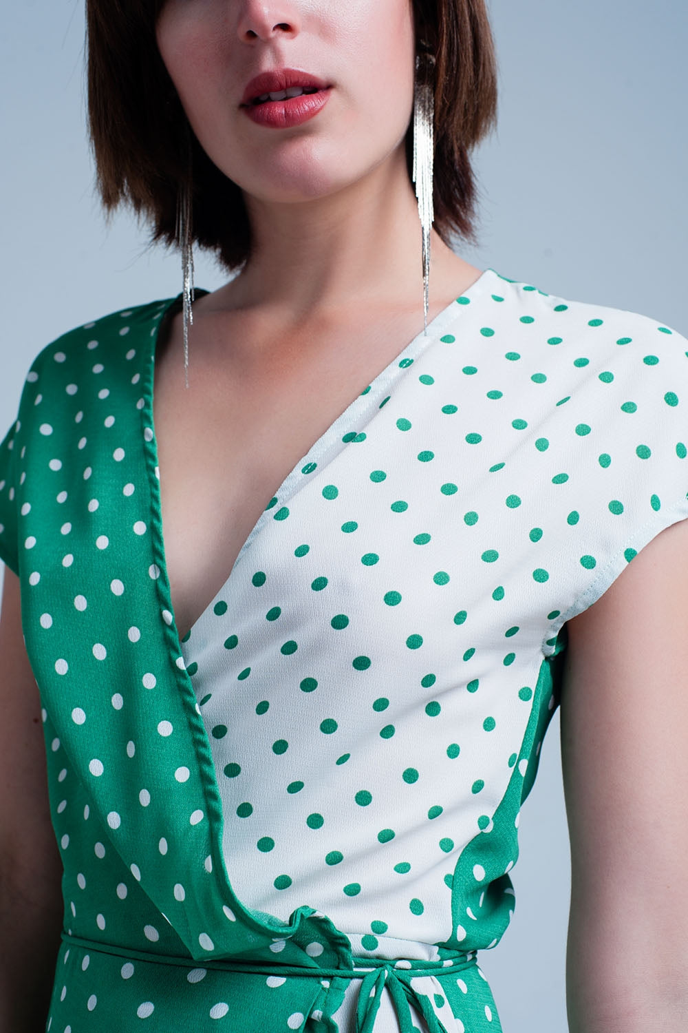 Vestido cross midi verde com estampa de bolinhas