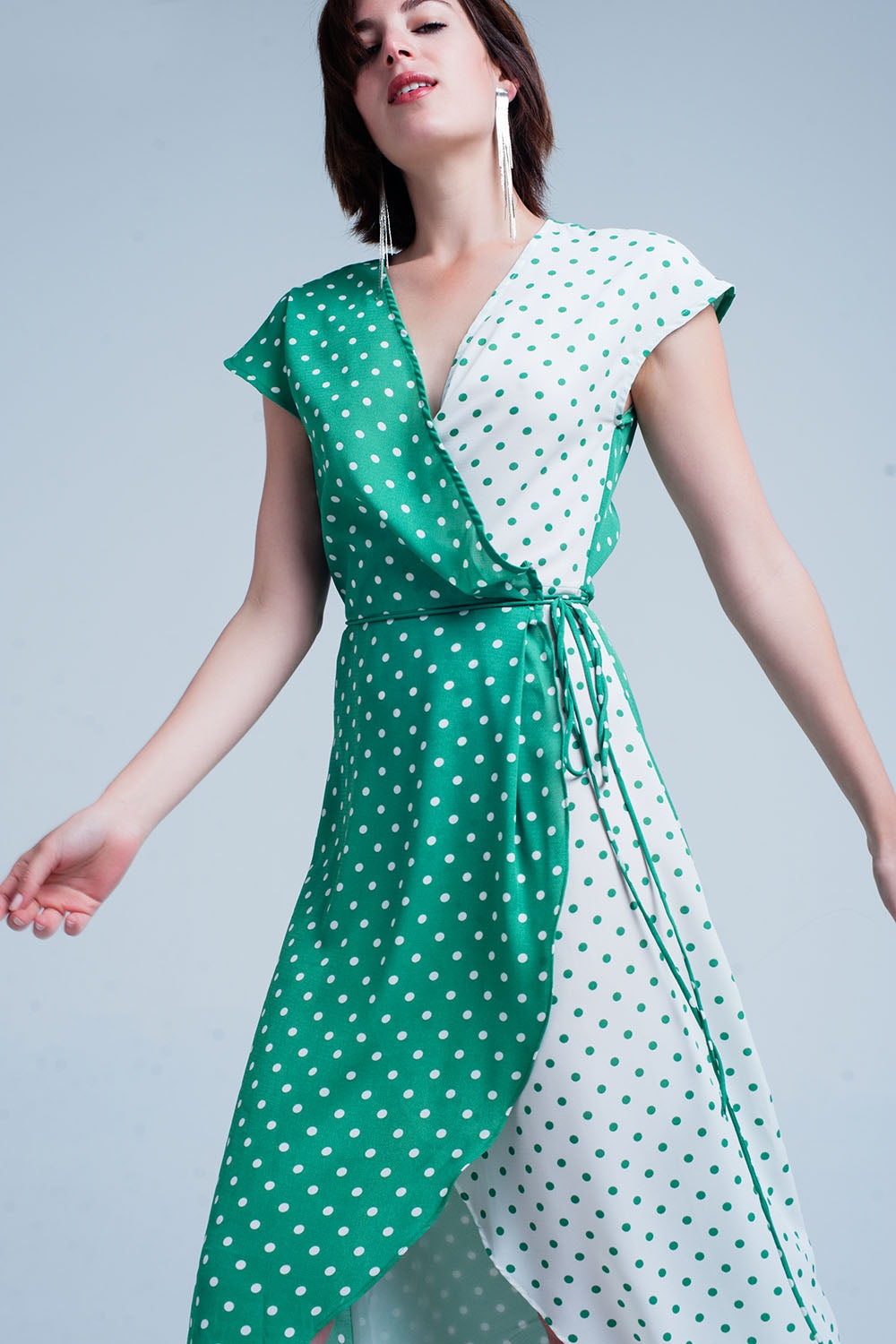 Vestido cross midi verde com estampa de bolinhas