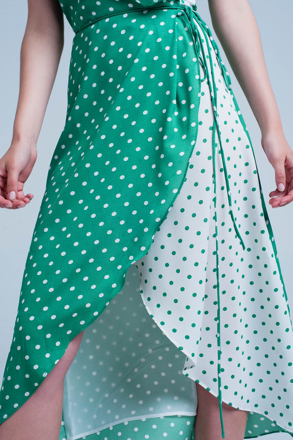 Vestido cross midi verde com estampa de bolinhas