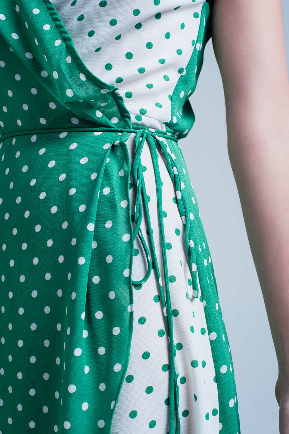 Vestido cross midi verde com estampa de bolinhas