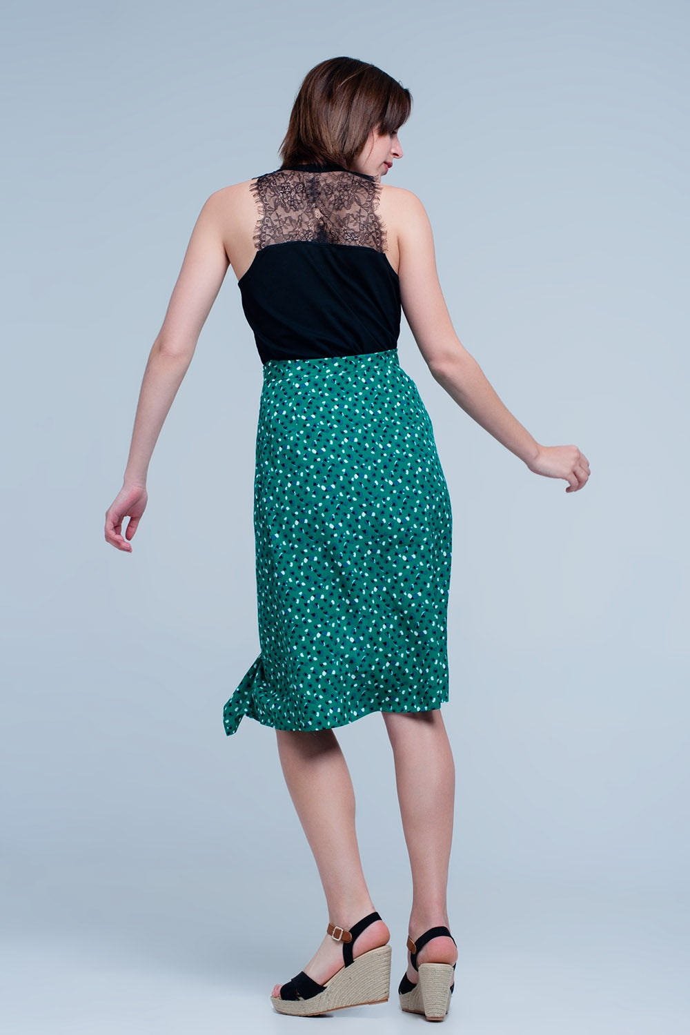 Saia verde Midi com estampa floral de bolinhas e detalhe de plissado