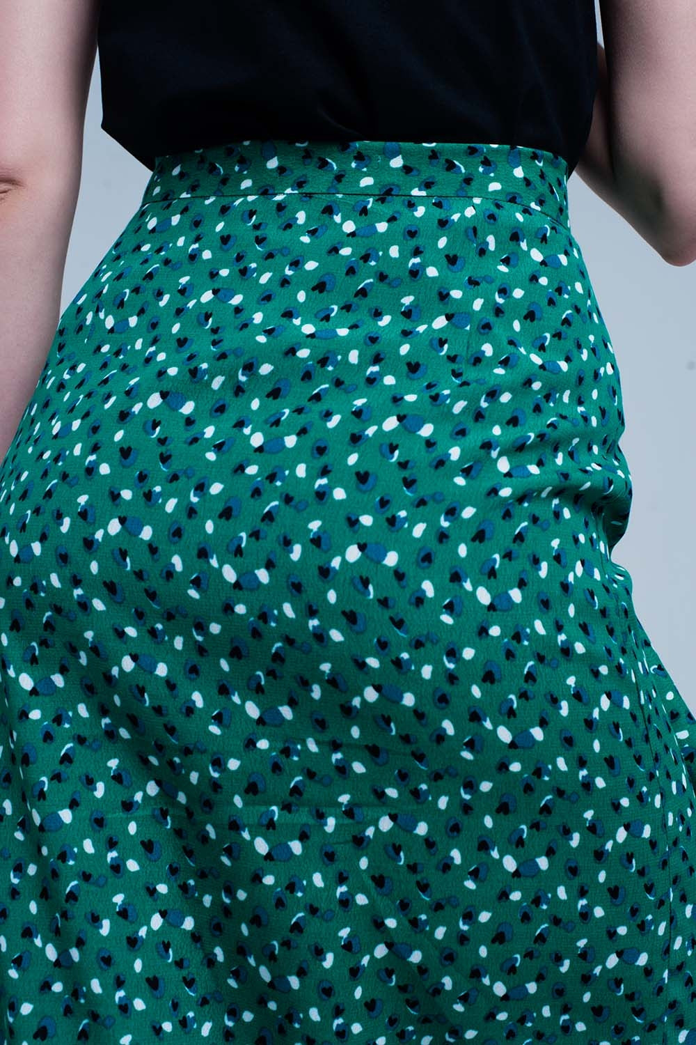 Saia verde Midi com estampa floral de bolinhas e detalhe de plissado