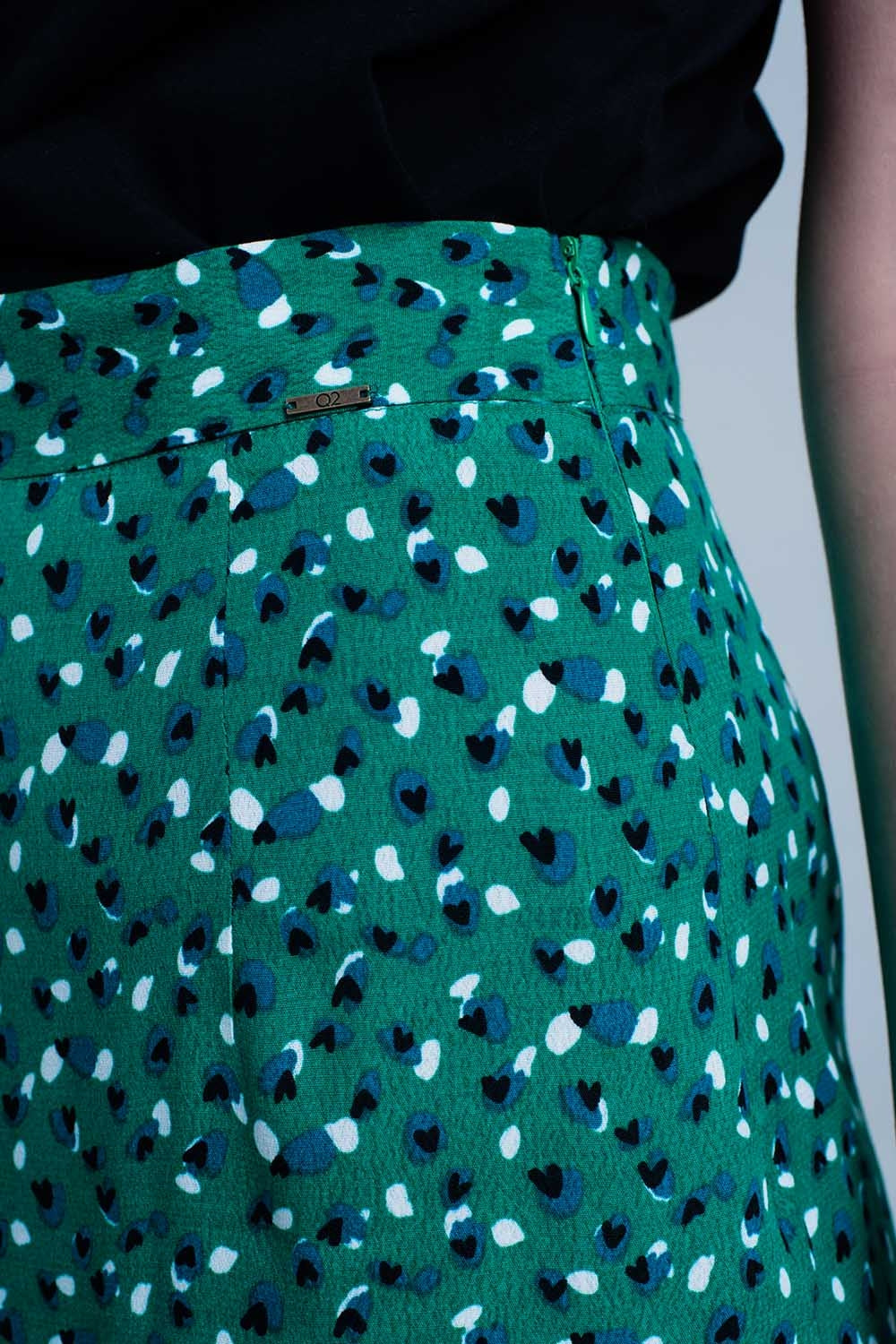Saia verde Midi com estampa floral de bolinhas e detalhe de plissado
