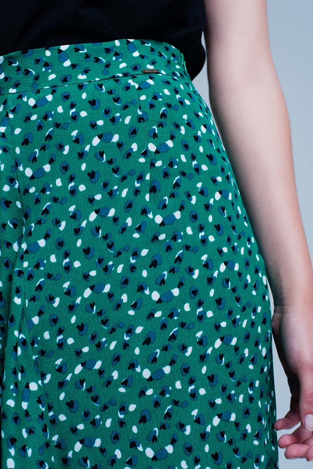 Saia verde Midi com estampa floral de bolinhas e detalhe de plissado