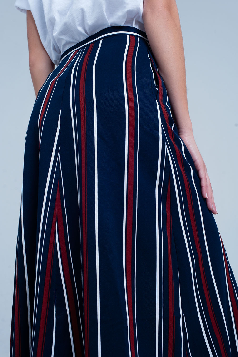 Saia midi listrada azul marinho