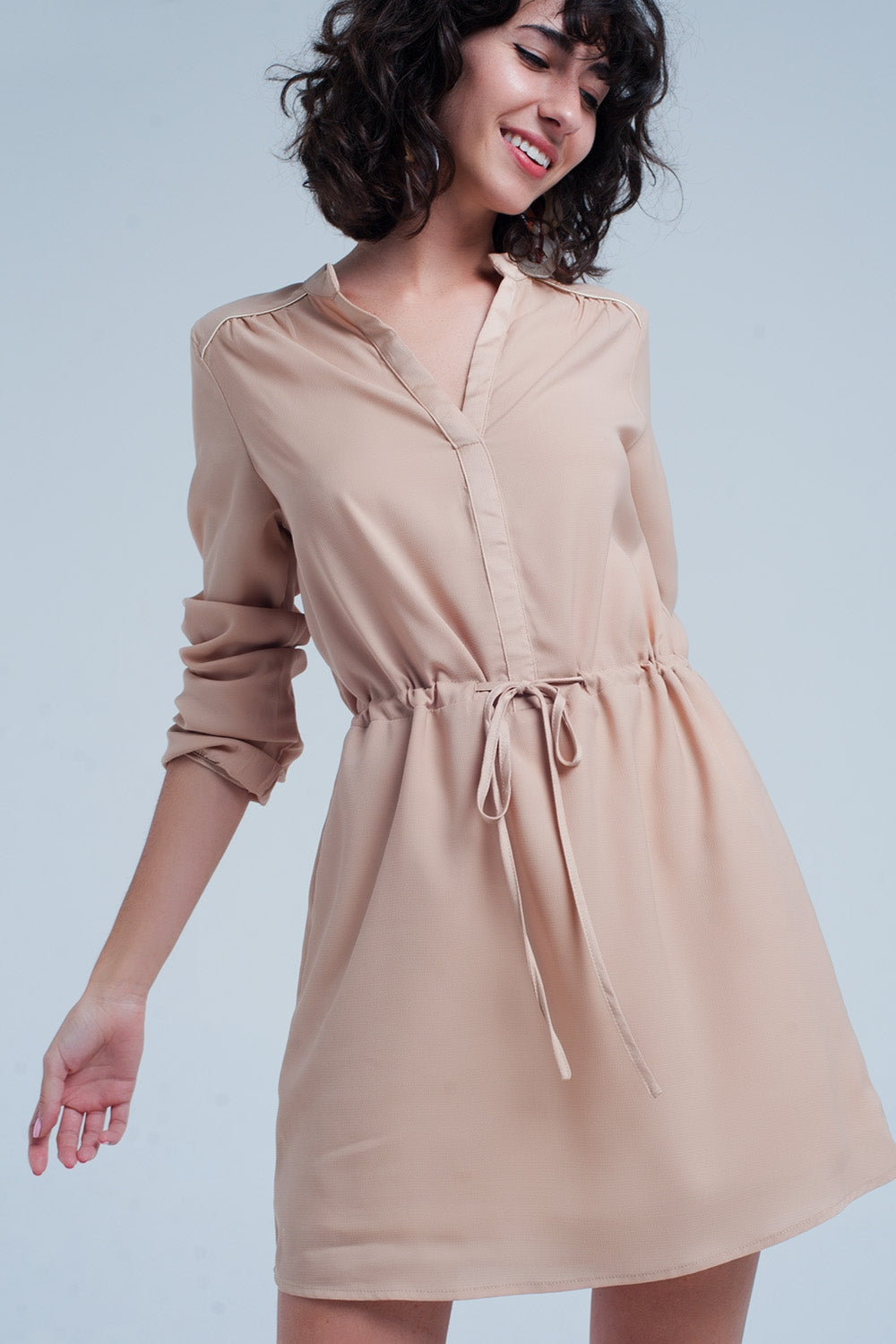 Mini vestido sem camisa bege com laço na cintura