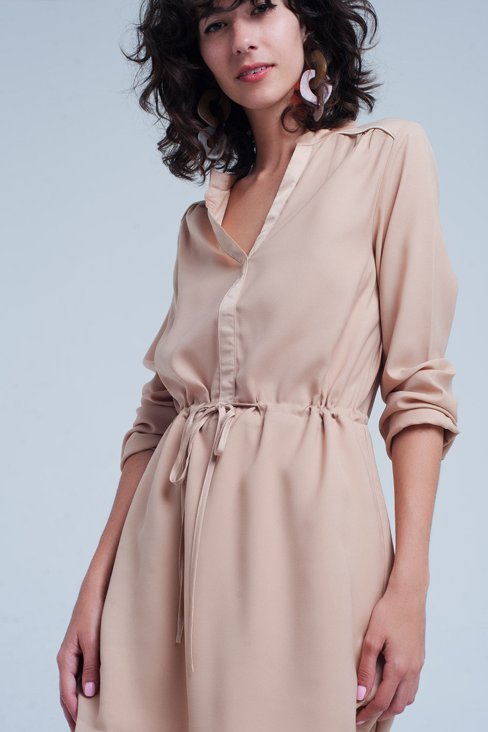 Mini vestido sem camisa bege com laço na cintura