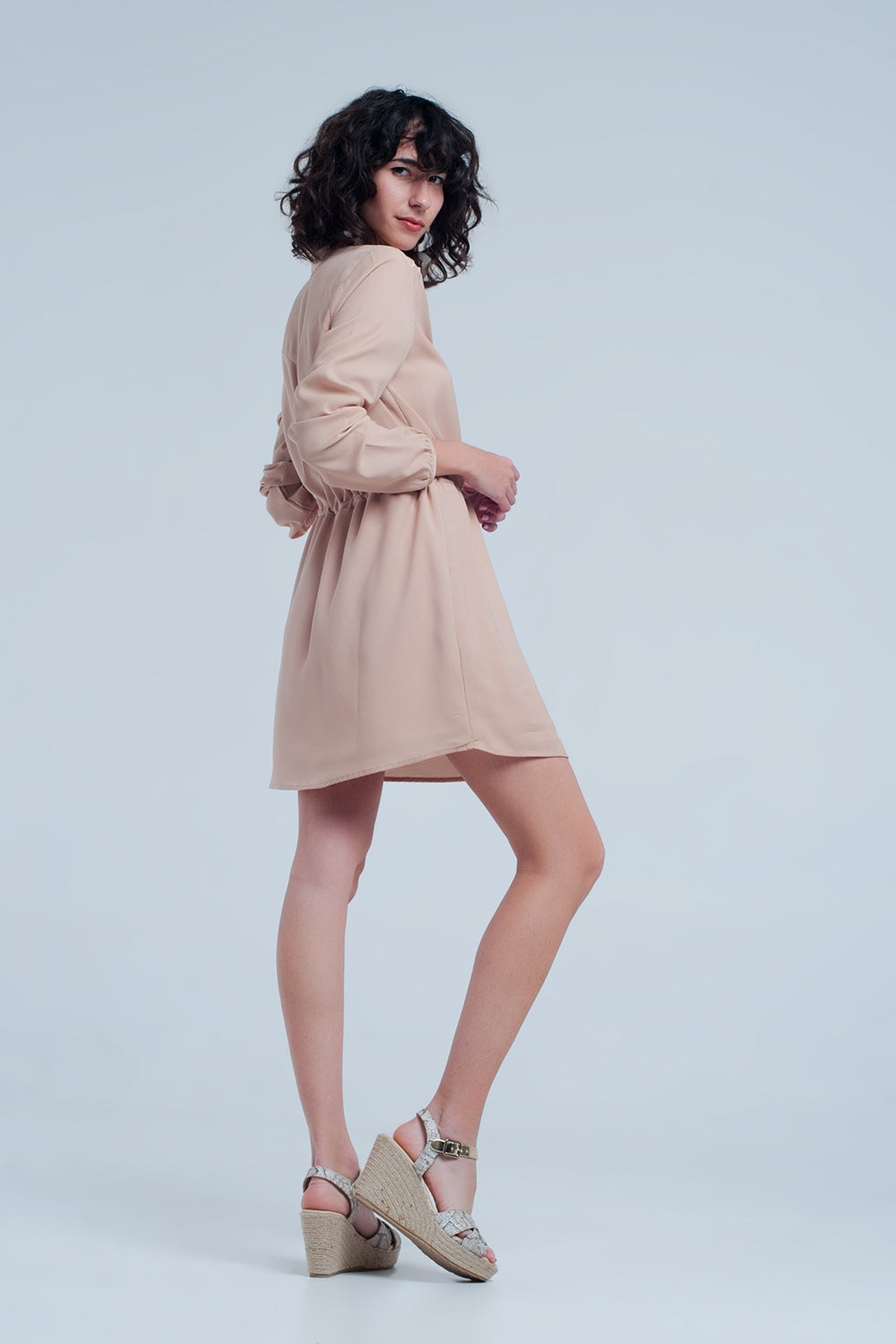Mini vestido sem camisa bege com laço na cintura