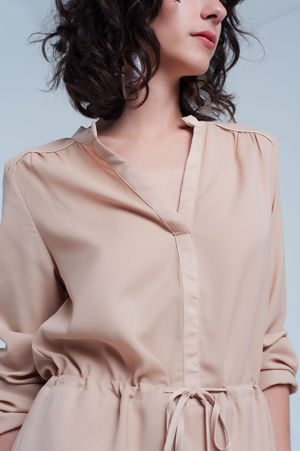 Mini vestido sem camisa bege com laço na cintura