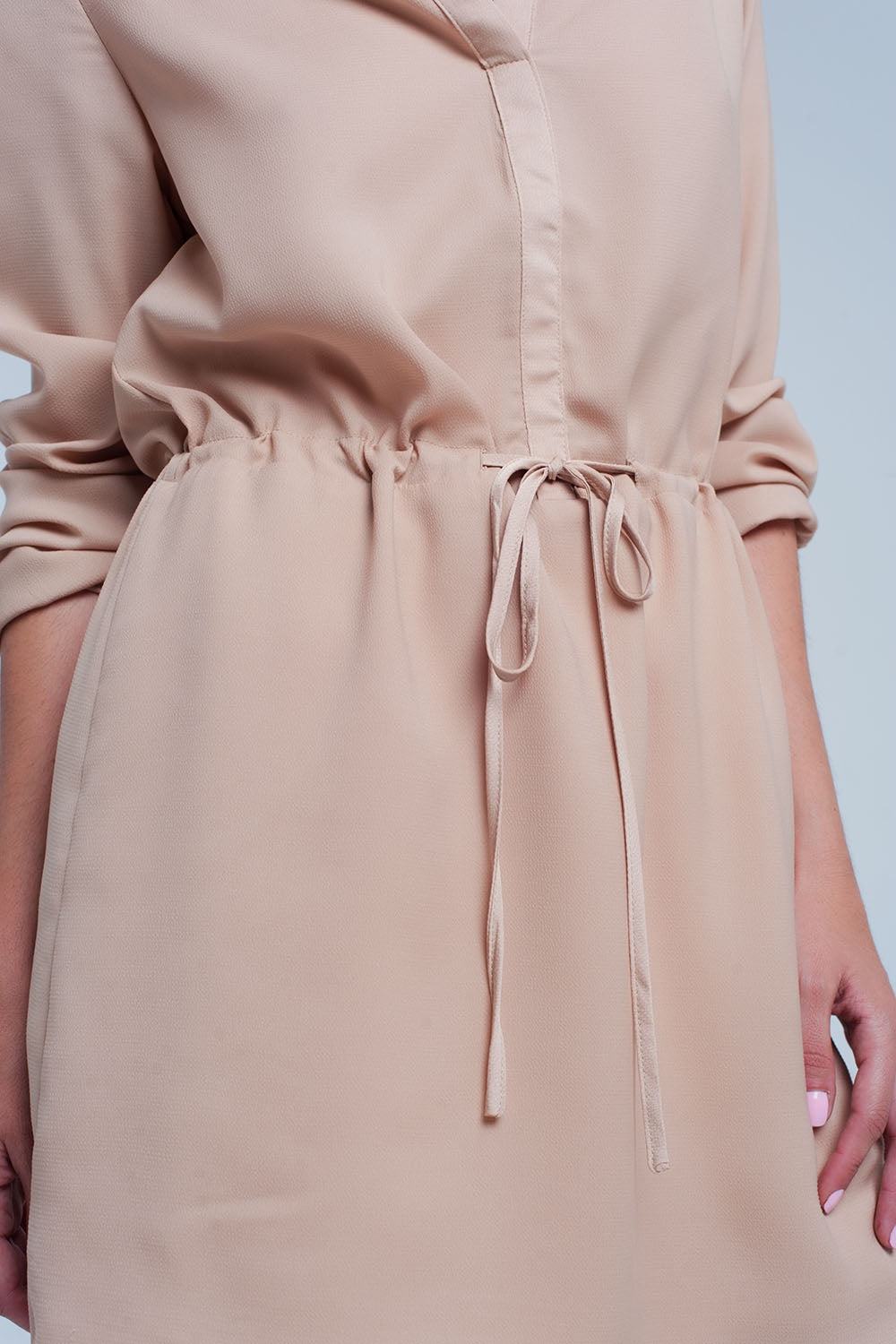Mini vestido sem camisa bege com laço na cintura