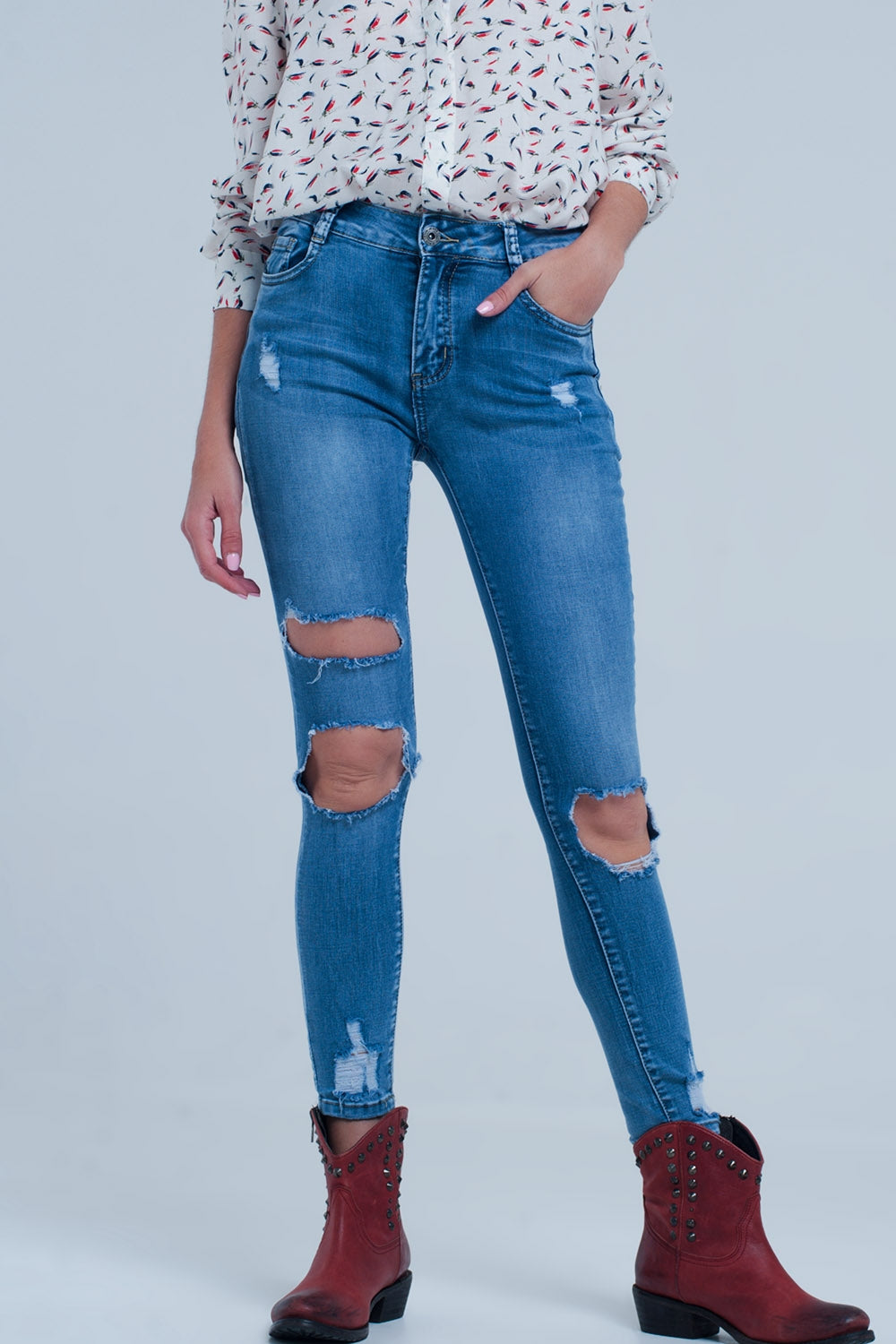 Calças de ganga skinny com rasgos muito desgastados