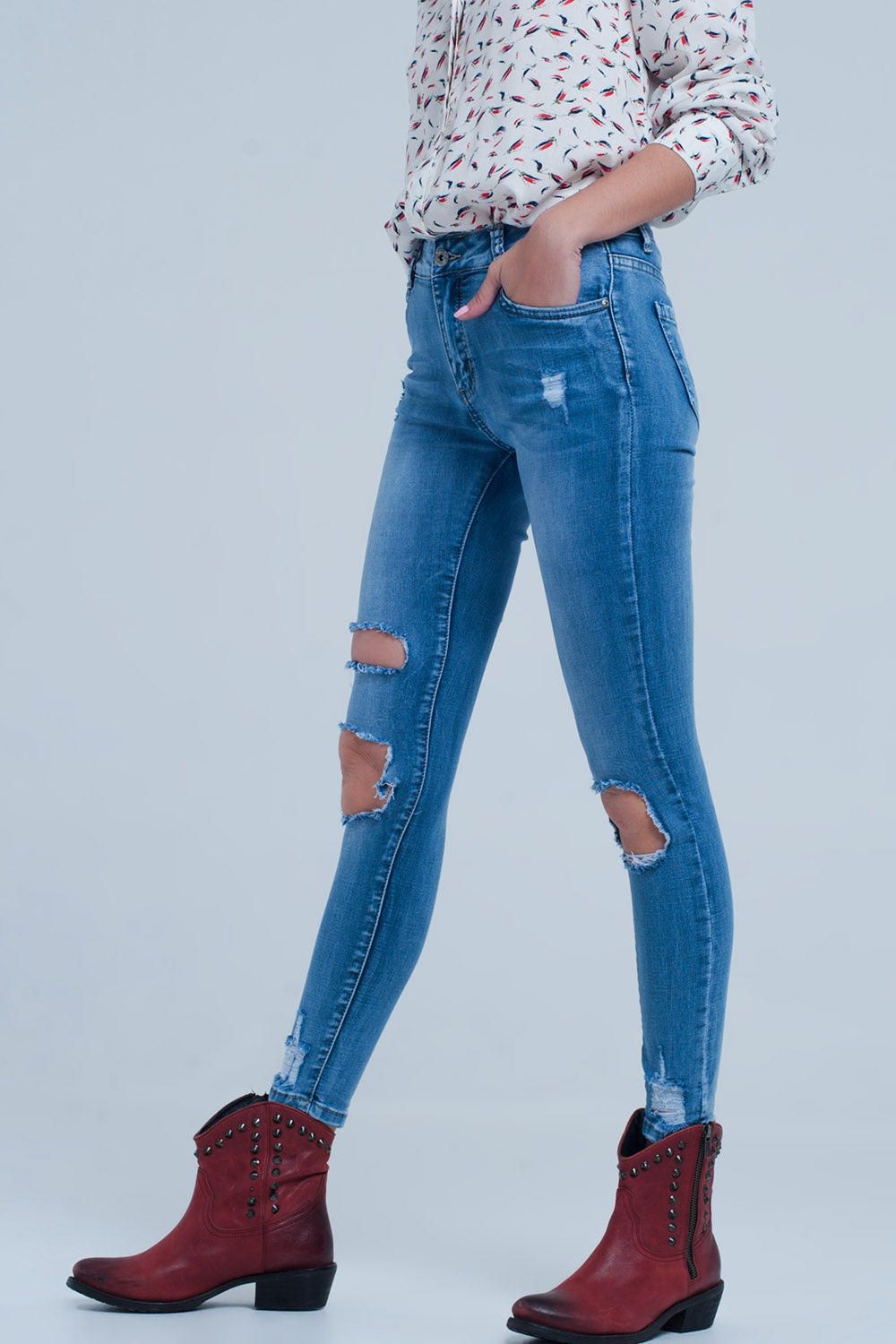 Calças de ganga skinny com rasgos muito desgastados