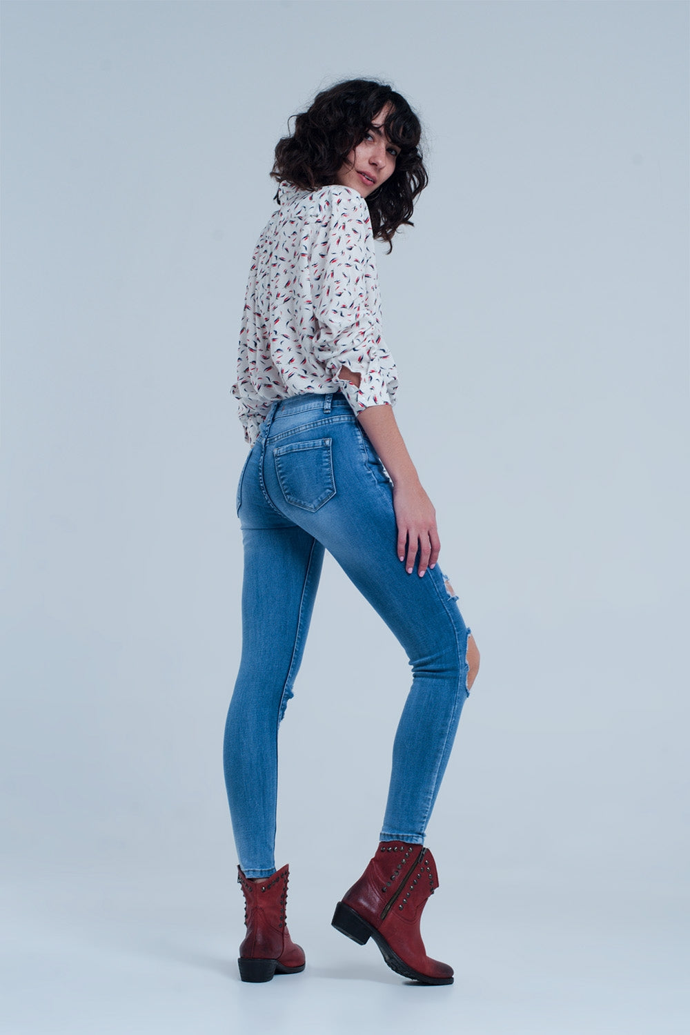 Calças de ganga skinny com rasgos muito desgastados
