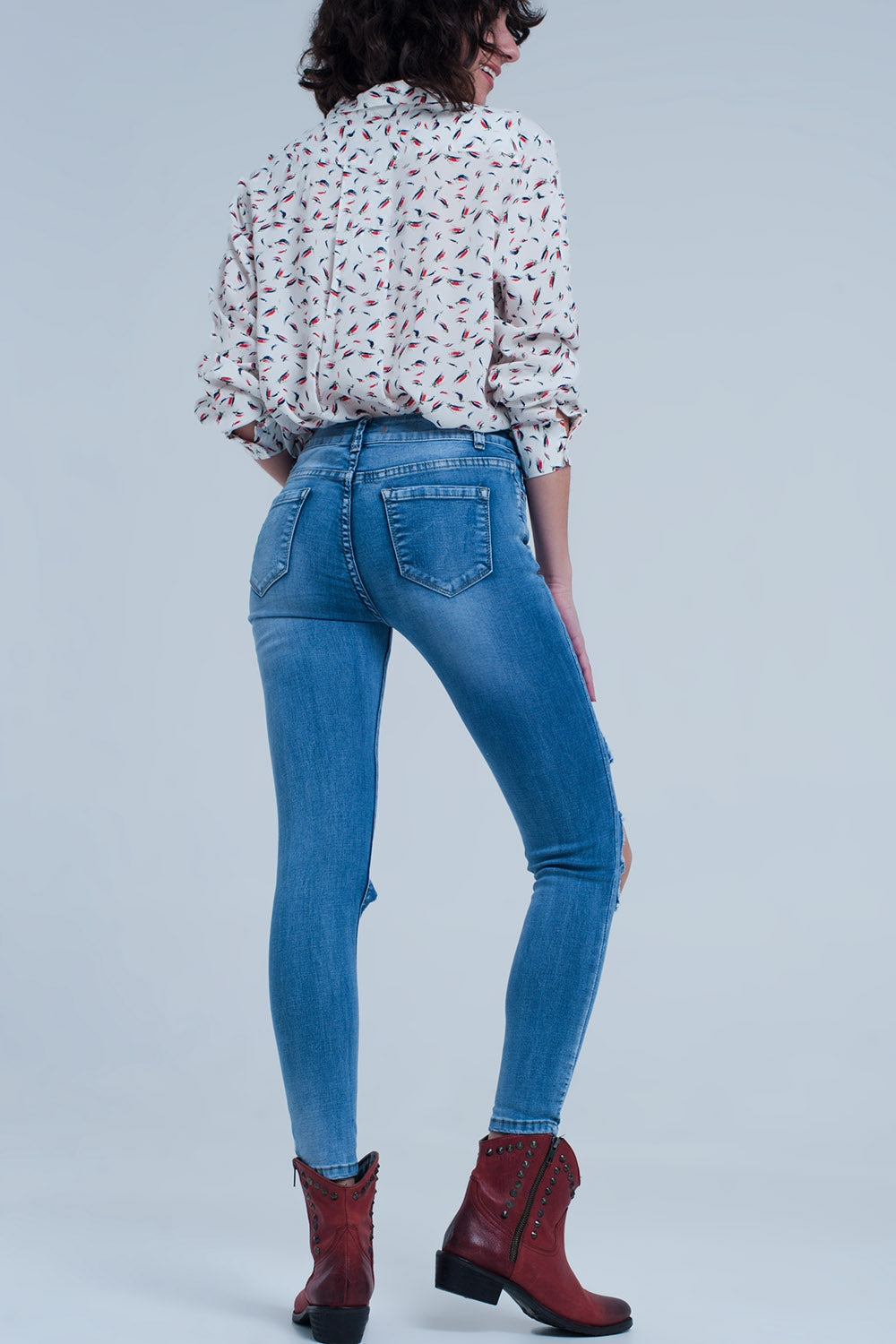 Calças de ganga skinny com rasgos muito desgastados
