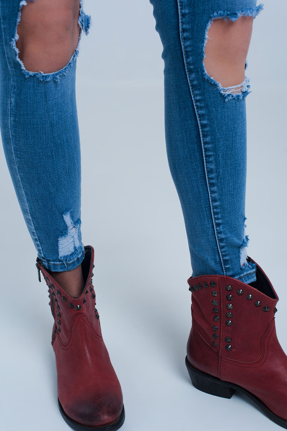 Calças de ganga skinny com rasgos muito desgastados