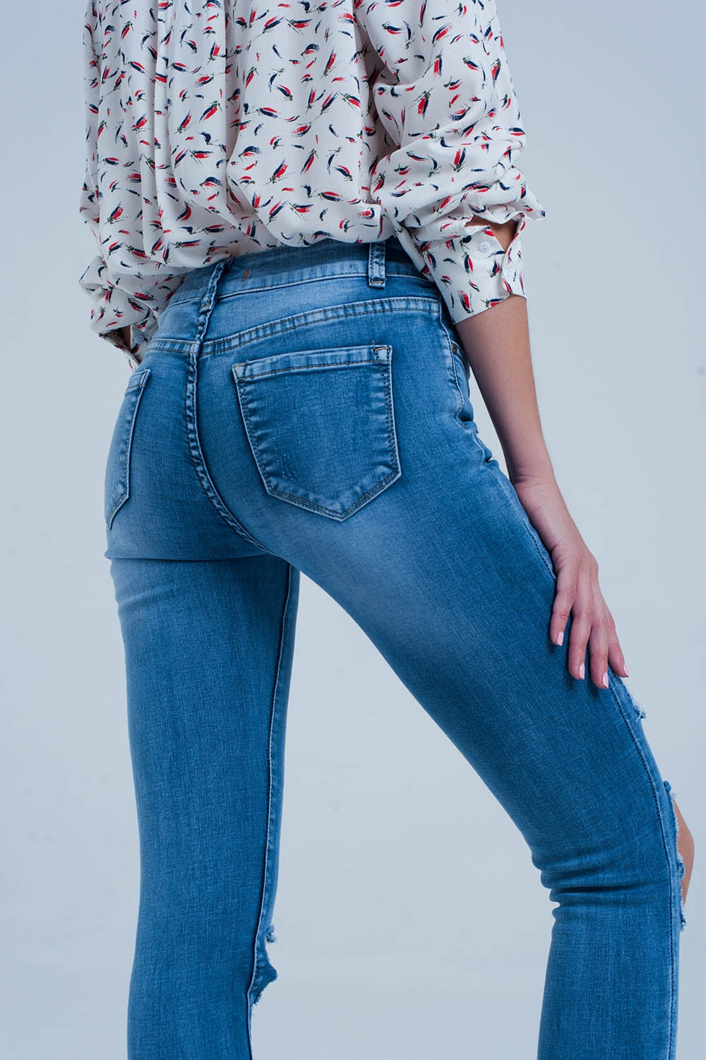 Calças de ganga skinny com rasgos muito desgastados