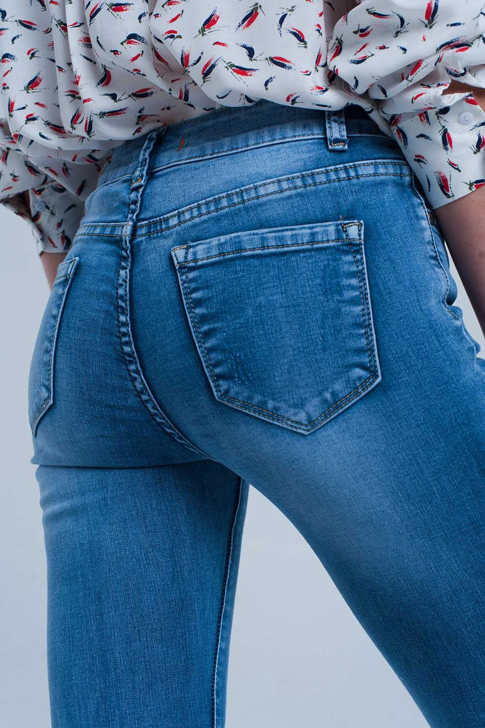 Calças de ganga skinny com rasgos muito desgastados