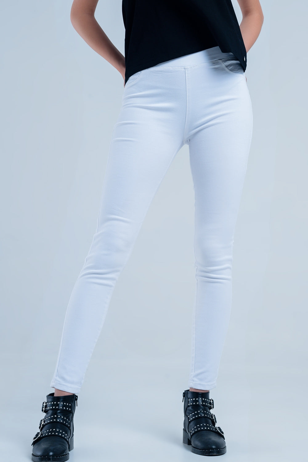 Jeggings brancos com bolsos traseiros