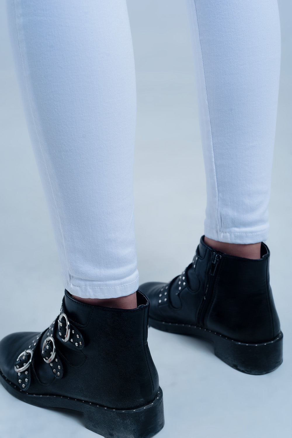 Jeggings brancos com bolsos traseiros