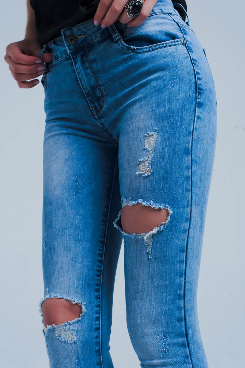 Calças de ganga skinny com efeito desgastado