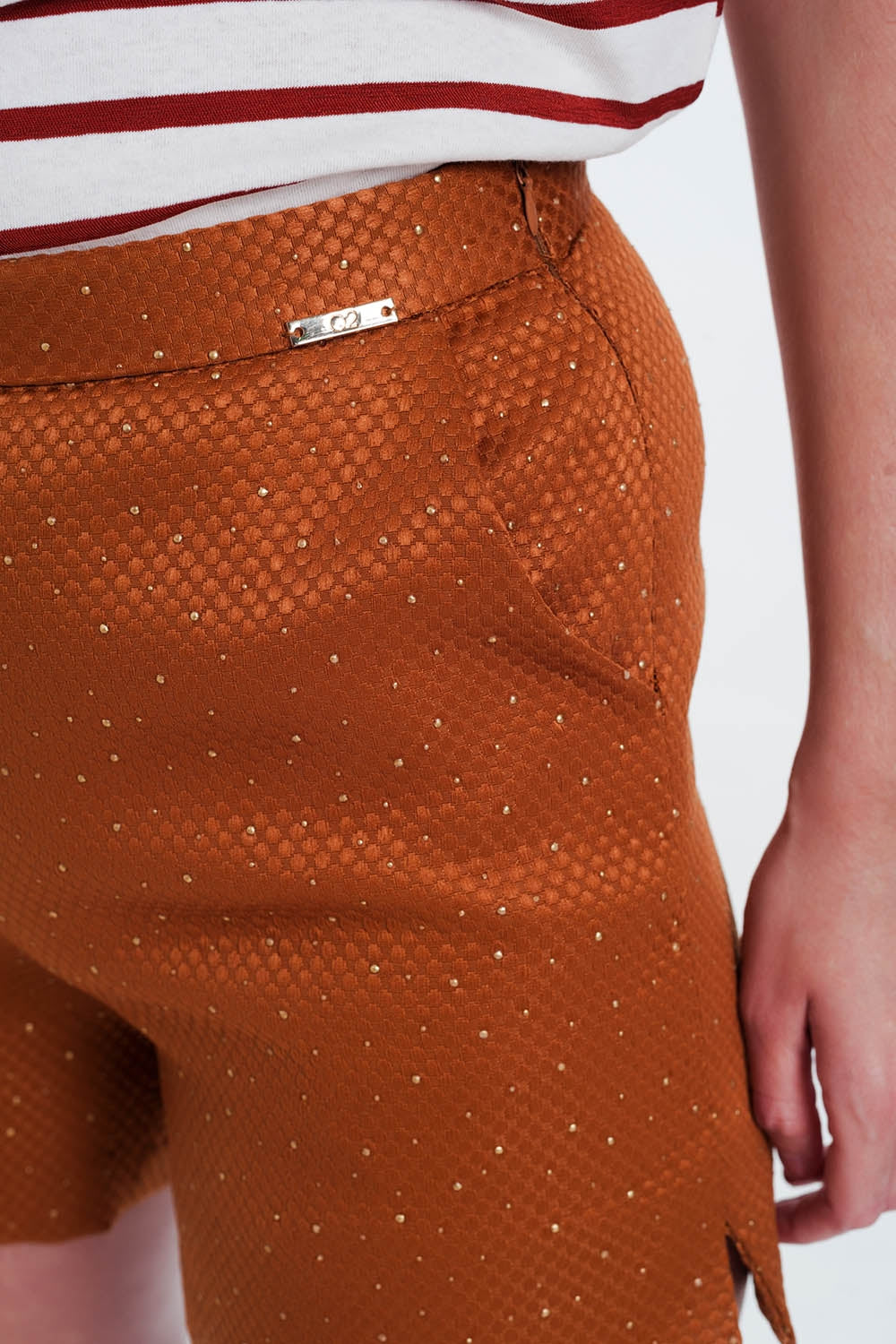 Shorts de cintura alta laranja e ouro com decorações