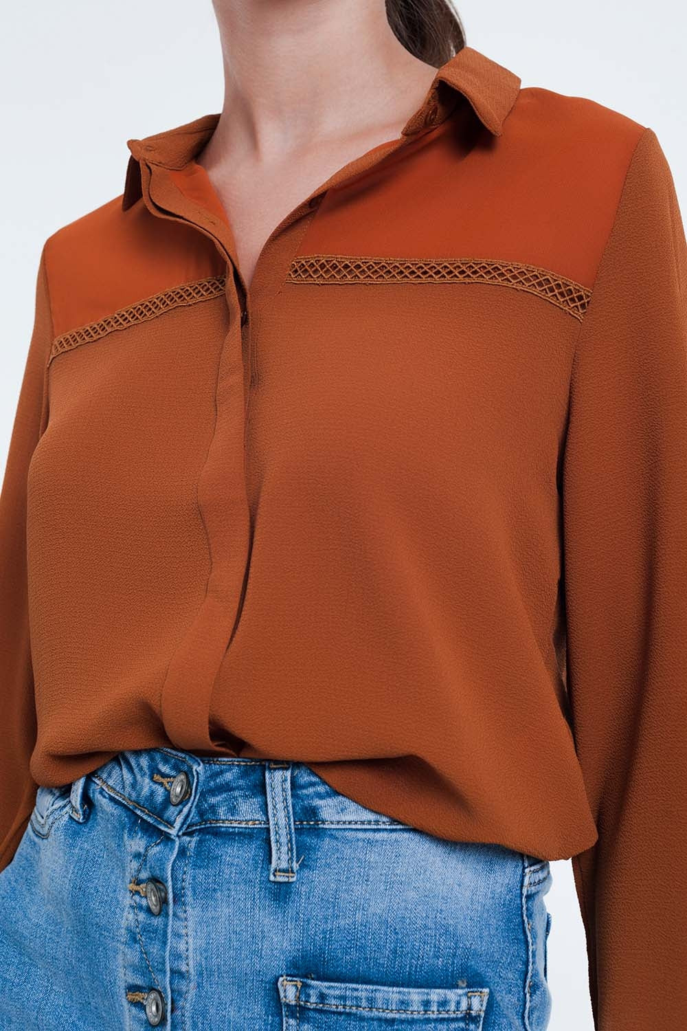 Blusa cor laranja com aplicação no peito