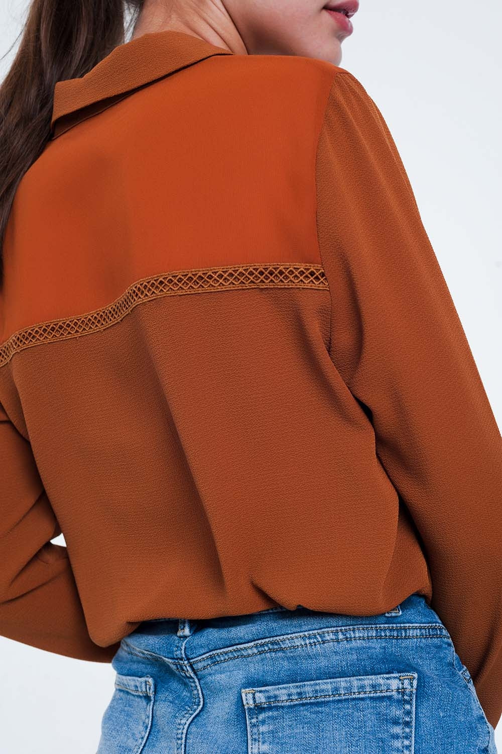 Blusa cor laranja com aplicação no peito