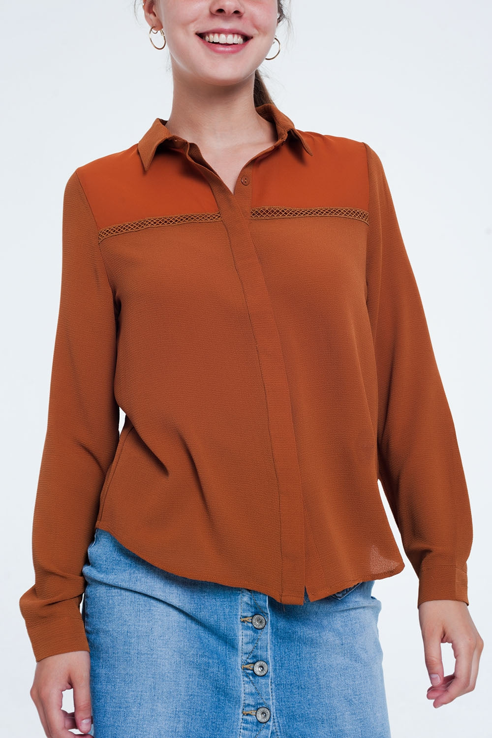 Blusa cor laranja com aplicação no peito