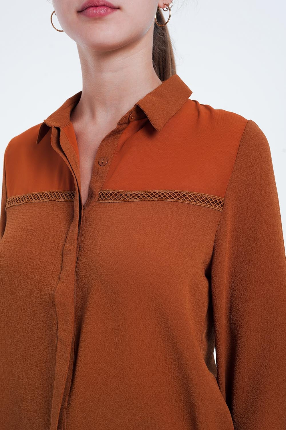 Blusa cor laranja com aplicação no peito