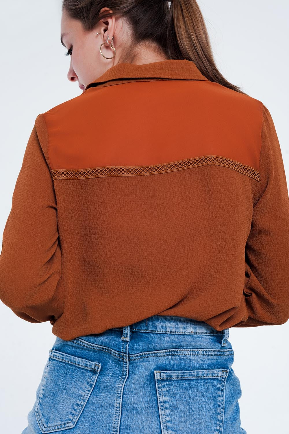 Blusa cor laranja com aplicação no peito