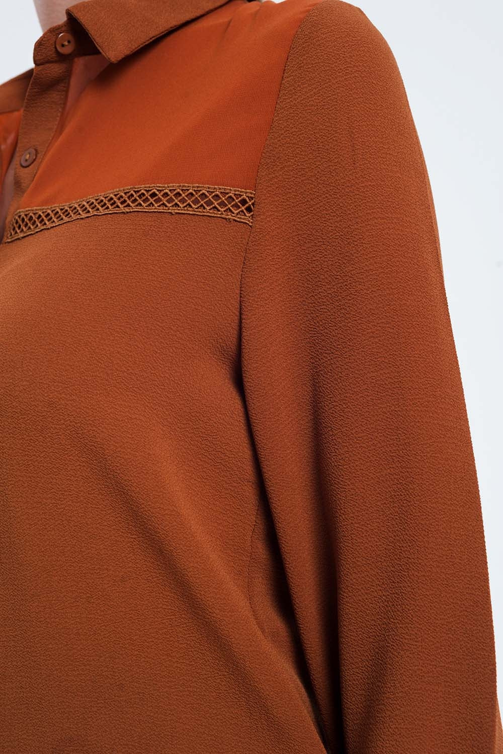 Blusa cor laranja com aplicação no peito