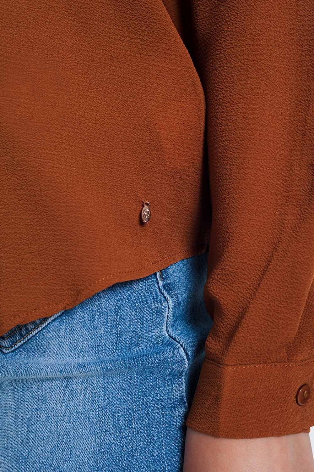 Blusa cor laranja com aplicação no peito