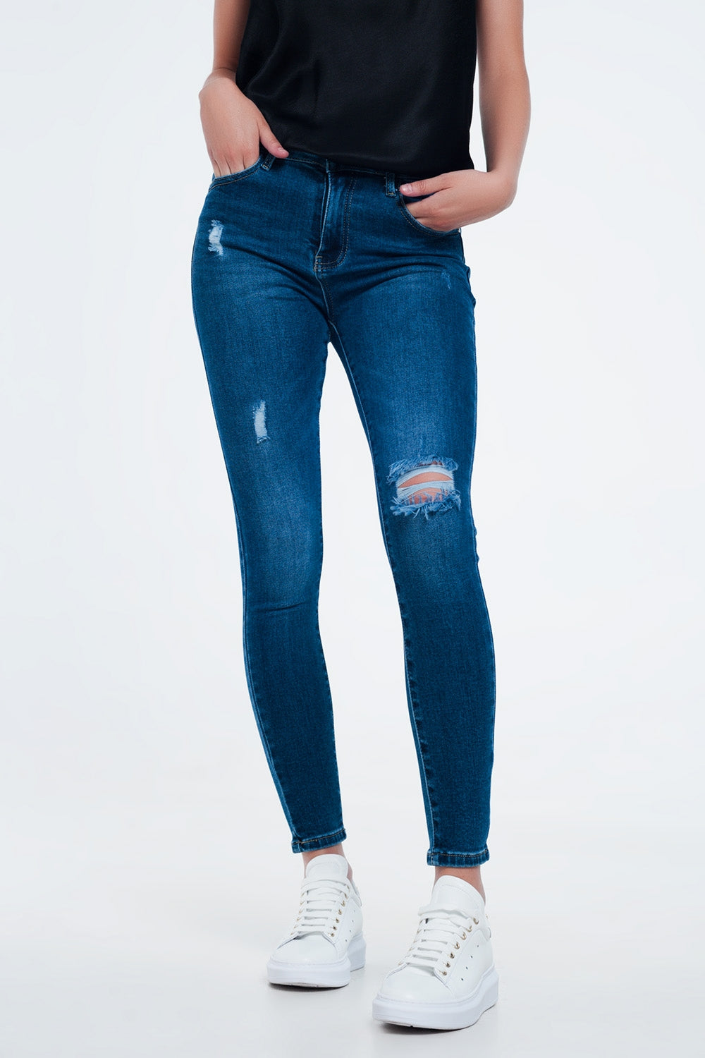 Calças de ganga skinny em apuramento ao meio da lavagem