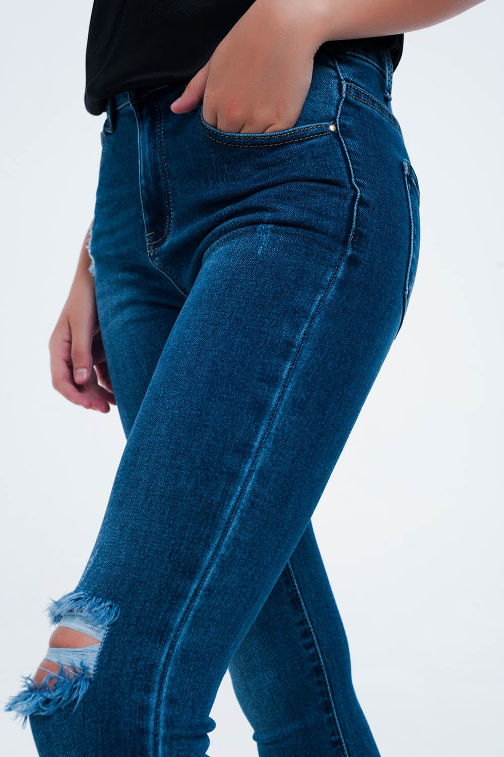 Calças de ganga skinny em apuramento ao meio da lavagem