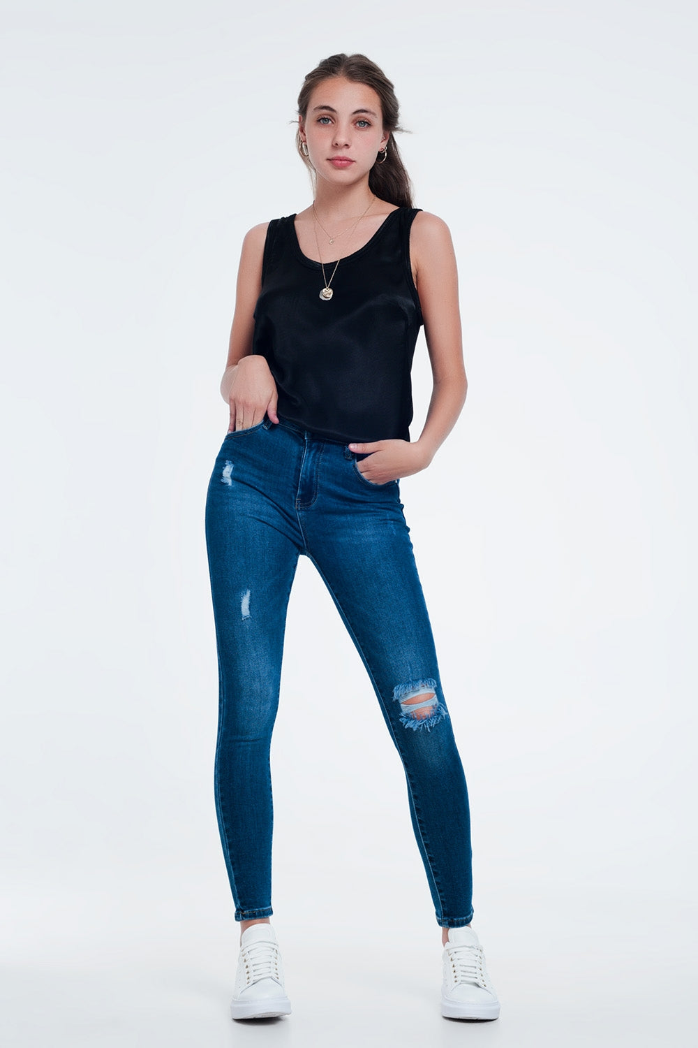 Calças de ganga skinny em apuramento ao meio da lavagem