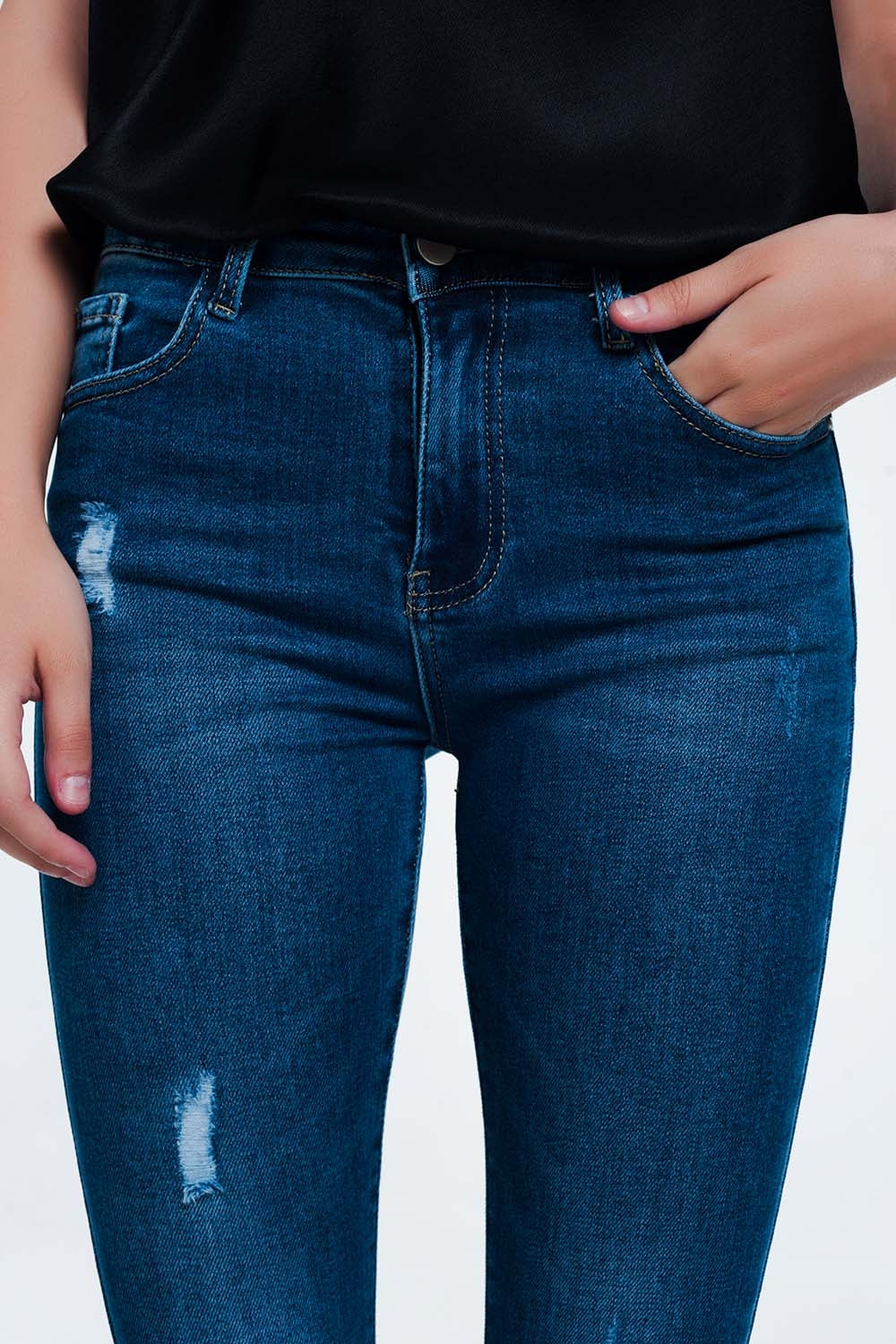 Calças de ganga skinny em apuramento ao meio da lavagem