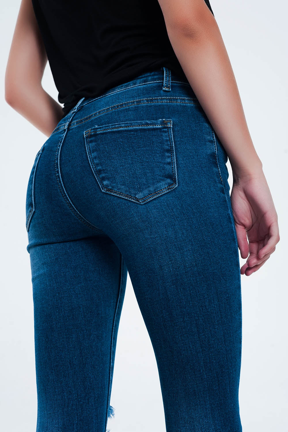 Calças de ganga skinny em apuramento ao meio da lavagem