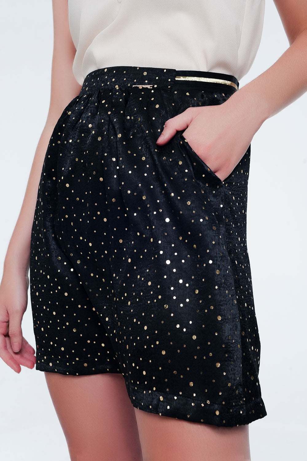 Minissaia preta com dobras e polka dot impressão